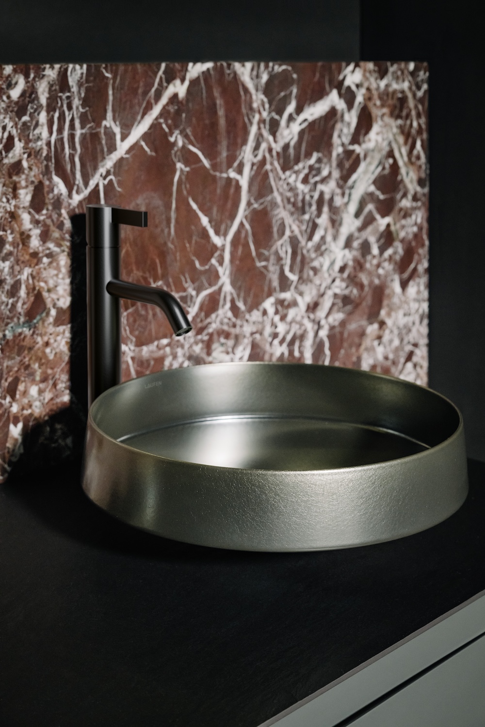 Foto Geglazuurd staal zet de badkamer in een nieuw licht FotoGeglazuurd staal zet de badkamer in een nieuw licht